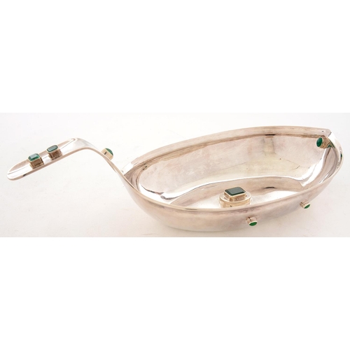 150 - A CONTEMPORARY SILVER KOVSH SET WITH EMERALDS, 28 CM L, 6OZS 17DWTS