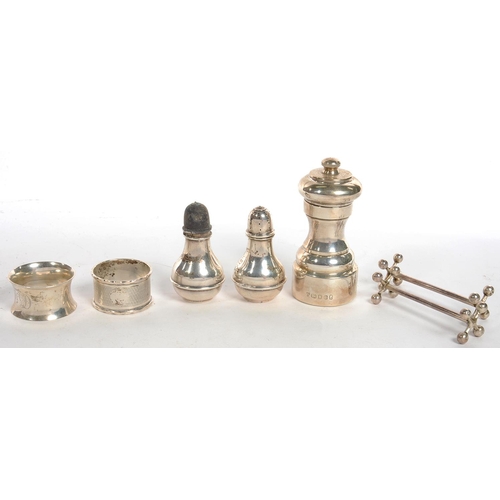 152 - MISCELLANEOUS SILVER ARTICLES, TO INCLUDE AN ELIZABETH II SILVER PEPPER MILL, LONDON 1977, A PAIR OF... 