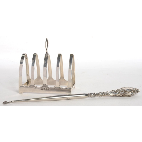 155 - A GEORGE V SILVER TOAST RACK, 7.5 CM L, SHEFFIELD 1933 AND AN EDWARD VII SILVER HAFTED BUTTON HOOK, ... 