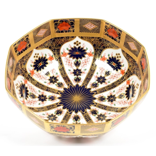 185 - AN OCTAGONAL ROYAL CROWN DERBY IMARI BOWL, 21.5CM DIAM, PRINTED MARK, LATE 20TH C