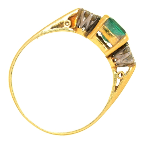 3 - AN EMERALD AND DIAMOND THREE STONE RING IN GOLD, EMERALD APPROX 8 X 8 MM, MARKS RUBBED, 3.7G, SIZE U