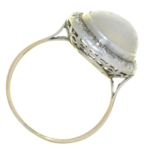 65 - A STAR MOONSTONE AND DIAMOND RING IN WHITE GOLD, MOONSTONE CABOCHON APPROX 12 MM DIAM, UNAMRKED, 6.5... 