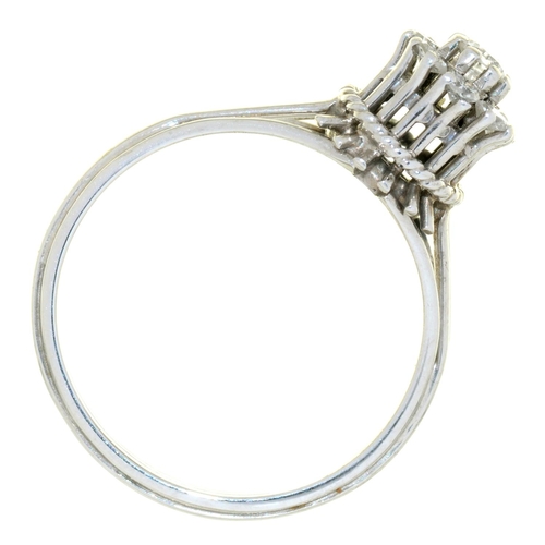 66 - A DIAMOND CLUSTER RING IN WHITE GOLD, MARKED 750, 4G, SIZE P