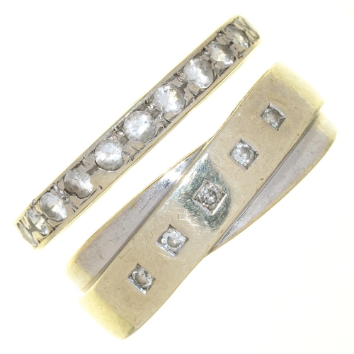 67 - A DIAMOND SET RING IN 9CT WHITE GOLD, 4G AND A GEM SET ETERNITY RING IN WHITE COLOURED METAL, UNMARK... 