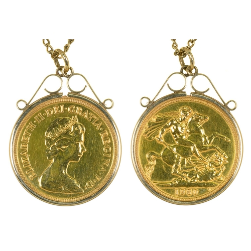 71 - GOLD COIN. SOVEREIGN 1980, MOUNTED IN 9CT GOLD, 8.9G, ON A 15CT GOLD CHAIN, 62 CM L, 3.4G