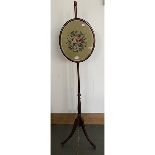 552 - A REGENCY MAHOGANY POLE SCREEN WITH WOOLWORK BANNER, A BRASS FENDER AND PAINTED WOODEN BUCKET, 37CM ... 