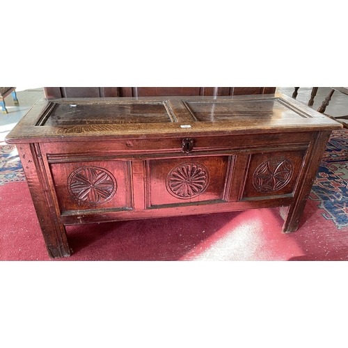 581 - AN EARLY 18TH C CARVED AND PANELLED OAK BLANKET CHEST, 60CM H X 126CM W