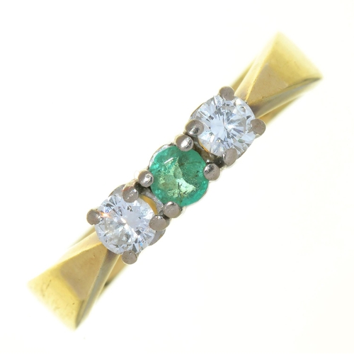 83a - AN EMERALD AND DIAMOND THREE STONE RING IN GOLD, MARKED 585, 3.8G, SIZE O