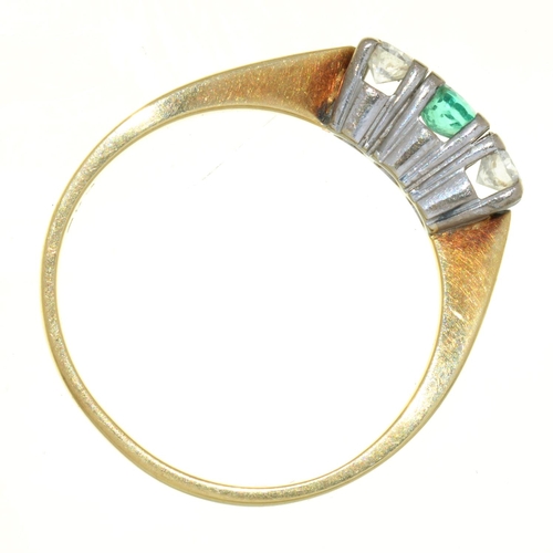 83a - AN EMERALD AND DIAMOND THREE STONE RING IN GOLD, MARKED 585, 3.8G, SIZE O