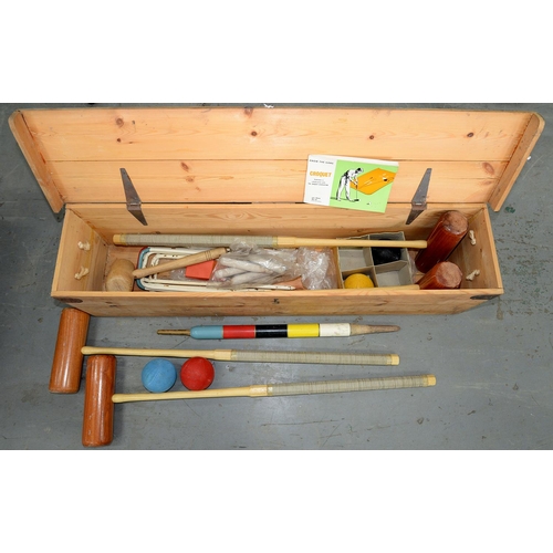 449 - A CROQUET SET, COMPRISING FOUR MALLETS, A HOOP MALLET, BALLS, HOOPS, ACCESSORIES AND BOOKLET, IN PIN... 