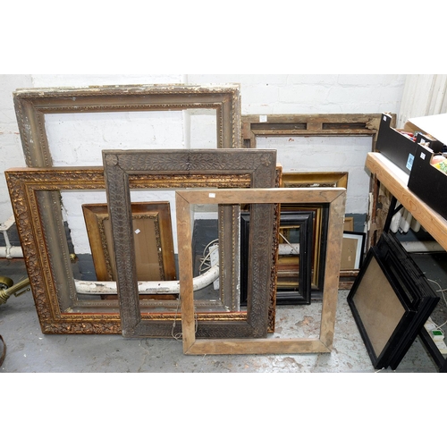 539 - MISCELLANEOUS GILTWOOD COMPOSITION AND OTHER PICTURE FRAMES, VICTORIAN AND LATER, 88 X 70CM AND SMAL... 