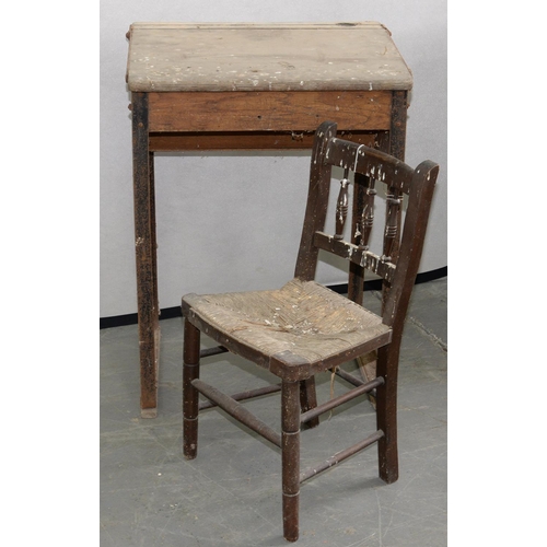 547 - AN IRON MOUNTED OAK STUDENT'S DESK, THE HINGED TOP WITH SLOPING LID, 77CM H; 56 X 44CM AND A RUSH SE... 