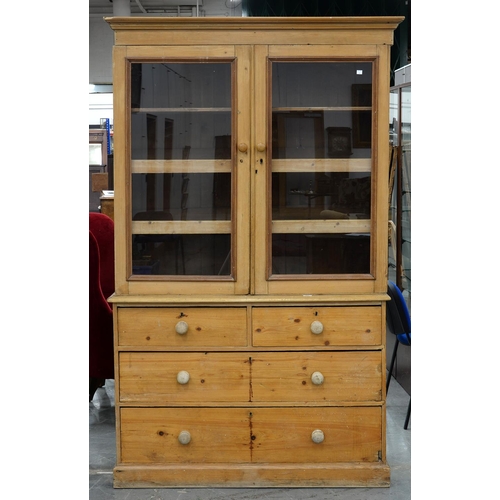 565 - A VICTORIAN WAXED PINE LINEN PRESS, THE UPPER PART FITTED WITH TWO TRAYS AND ONE SHELF ENCLOSED BY G... 