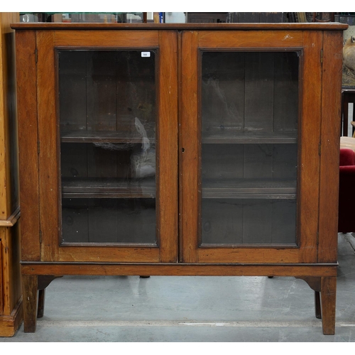 566 - A VICTORIAN MAHOGANY BOOKCASE ON SQUARE TAPERING LEGS, ADJUSTABLE SHELVES ENCLOSED BY GLAZED DOORS, ... 