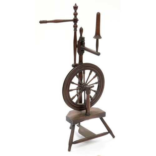 611 - AN EARLY 19TH C TURNED MAHOGANY SPINNING WHEEL, 109CM H