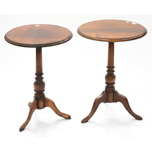 620 - AN OAK TRIPOD TABLE, EARLY 20TH C, 62CM H X 43CM D AND ANOTHER SIMILAR