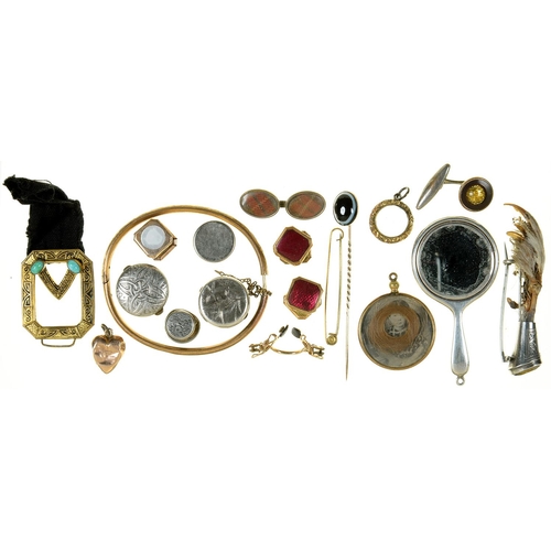 65 - MISCELLANEOUS VICTORIAN AND EARLY 20TH C JEWELLERY AND ACCESSORIES, TO INCLUDE A DAMAGED GOLD HEART ... 