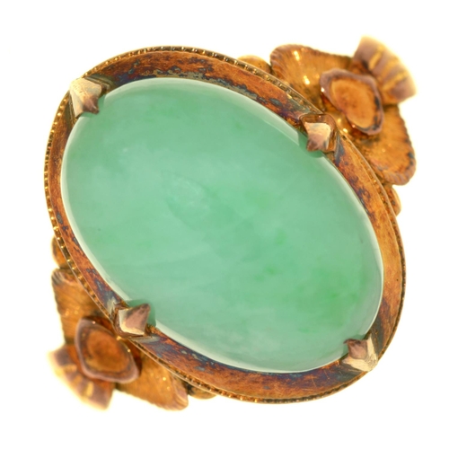 57 - A JADE RING, IN GOLD, MARKED 14K, 6G, SIZE M