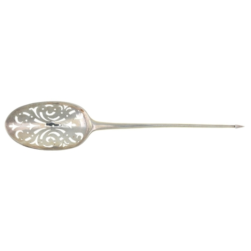 92 - A GEORGE III SILVER MOTE SPOON OF LARGE SIZE 20.4cm l, maker's mark worn, London 1776, 1oz... 