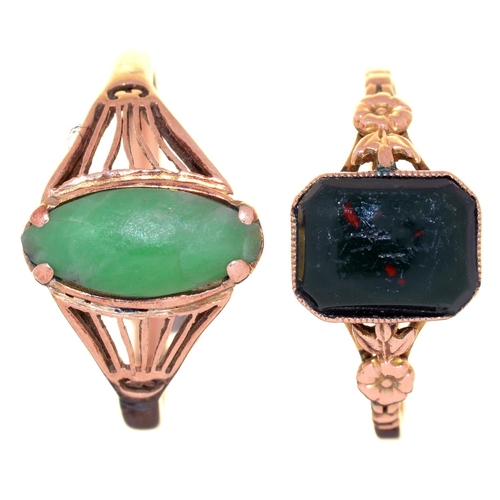 13 - A TURQUOISE RING AND A BLOODSTONE RING, EARLY 20TH C, IN GOLD, THE FIRST WITH PIERCED SHOULDERS, ONE... 