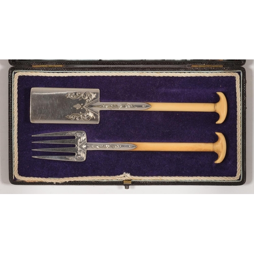 176 - A PAIR OF VICTORIAN EPNS GARDENER’S FORK AND SPADE NOVELTY SARDINE SERVERS, BONE HANDLED, 14CM L, MA... 