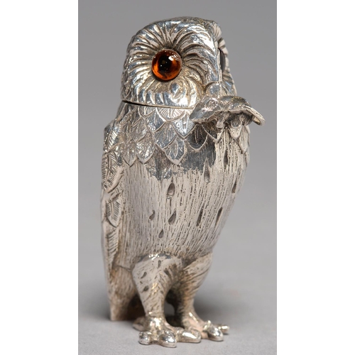 183 - AN ELIZABETH II SILVER OWL NOVELTY SALT CELLAR AND SPOON WITH MOUSE TERMINAL, AMBER COLOURED EYES, 7... 
