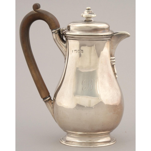 189 - A QUEEN ANNE STYLE SILVER LIDDED JUG, WITH BUN SHAPED LID, 22CM H, BY C.S. HARRIS & SONS LTD., L... 