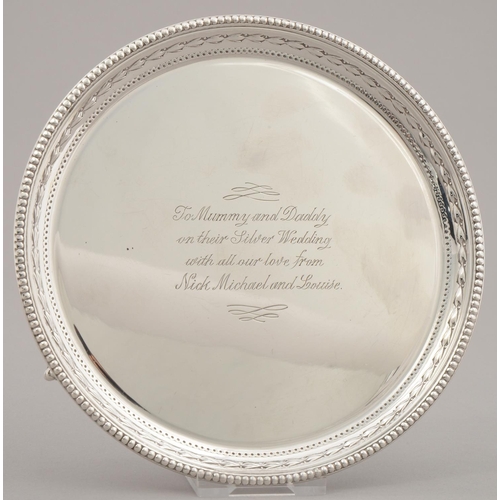 194 - AN ELIZABETH II SILVER WAITER WITH EMBOSSED HUSK BORDER, ON THREE CLAW AND BALL FEET, 15CM DIAM, BY ... 