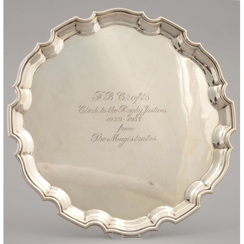 195 - AN ELIZABETH II SILVER SALVER WITH MOULDED BORDER, 25.5CM DIAM, BY ADIE BROTHERS LTD., BIRMINGHAM 19... 