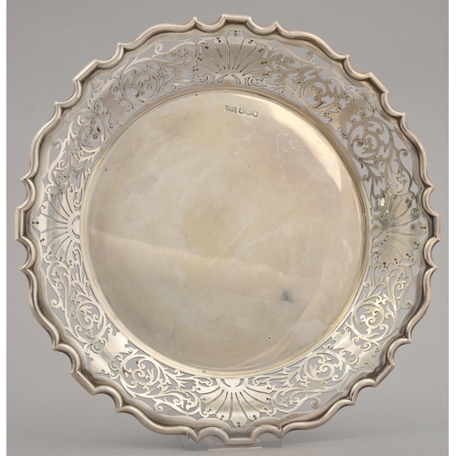 197 - GOLFING INTEREST. A GEORGE V SILVER FRUIT DISH, WITH SAW-PIERCED PALMETTE BORDER AND SHAPED RIM, 25C... 