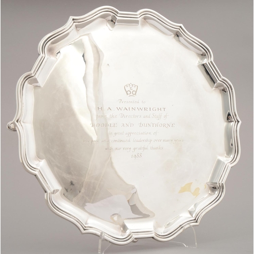 200 - AN ELIZABETH II SILVER SALVER, WITH BATH BORDER ON FOUR HOOF FEET, 23CM DIAM, BY C.J. VANDER LTD., S... 
