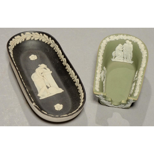 224 - A WEDGWOOD GREEN JASPER DIP TOBACCO PIPE REST, C1900, IMPRESSED MARKS AND A BLACK JASPER DIP PINTRAY... 