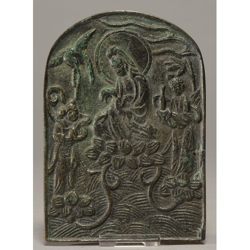 469 - A SOUTH EAST ASIAN BRONZE PLAQUE OF GUANYIN AND ATTENDANTS, 19TH/20TH C, 15.8CM H