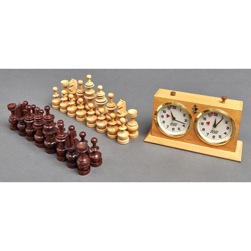 1068 - David Westnedge - A Modernist designed boxwood and rosewood chess set, with plain turned pawns and s... 