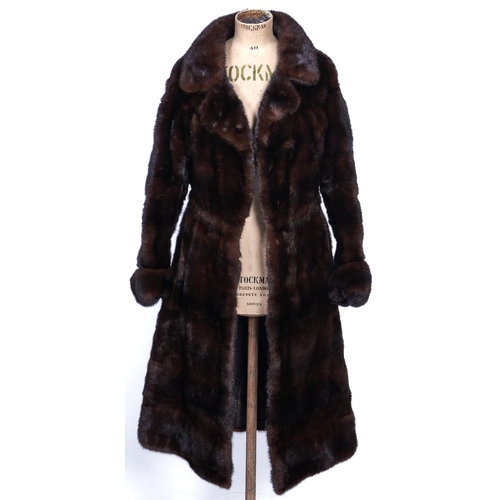 1138 - Fur. A high quality tailored mink coat