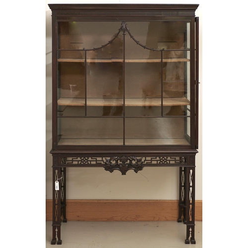 1554 - A Victorian mahogany Chippendale revival china cabinet, late 19th c, the front with carved 'pagoda' ... 