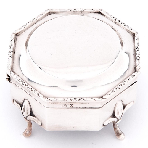 644 - A George V octagonal silver trinket box on four feet, 82mm, by William Neale Limited, Birmingham 191... 