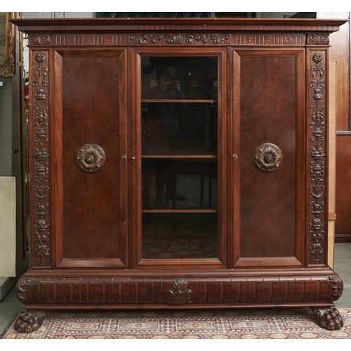 1472 - A Northern European carved walnut bookcase, 20th c, with dentil cornice and foliate carved frieze, t... 