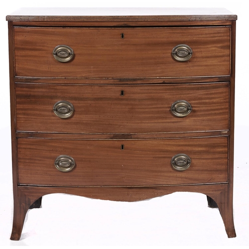 1521 - A George IV bow fronted mahogany chest of drawers, on splayed feet, 90cm l