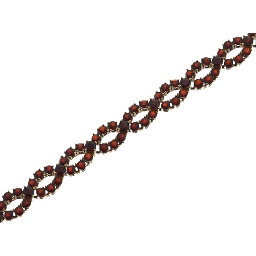 136 - A garnet bracelet, in 9ct gold, 19.8g