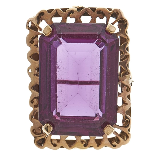 140 - A synthetic sapphire brooch, in gold, 13.8g