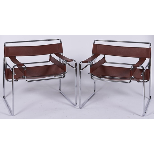 1581 - Wassily Kandinsky (after) - a pair of reproduction chairs in brown leather with black stitching, tub... 