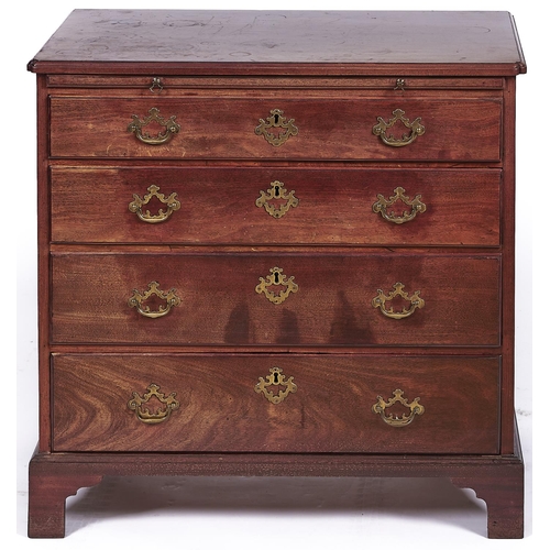 1589 - A George III mahogany chest of drawers, late 18th c, the moulded top with re-entrant corners, fitted... 