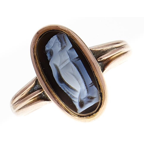 209 - An Edwardian hardstone cameo ring, in 9ct gold with reeded shoulders, Chester 1908, 2.6g... 