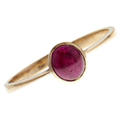 215 - A ruby ring, en cabochon, in gold marked 14k, 1.2g, size L