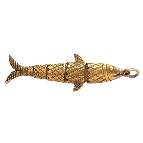 228 - An articulated 18ct gold fish amulet, 2.8g