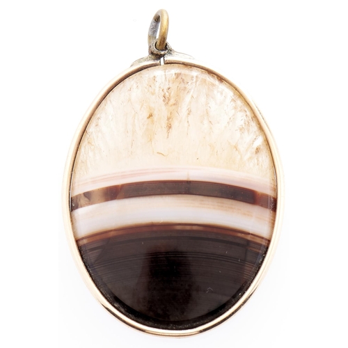 258 - A gold framed oval agate pendant