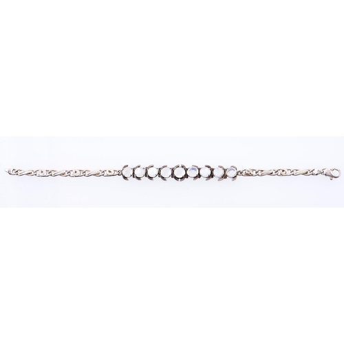 275 - A moonstone bracelet in silver