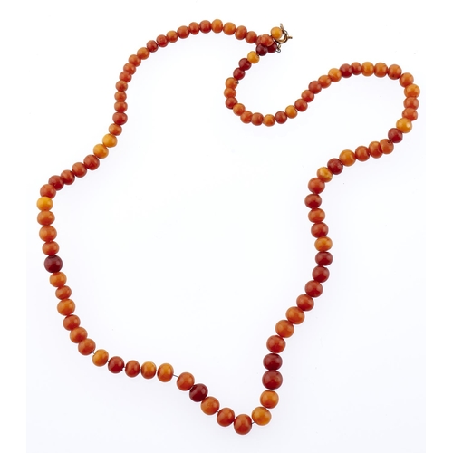 287 - A necklace of amber beads, 11g