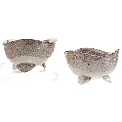 352 - A pair of silver sweetmeat bowls, 20th c, with beaded rim, repousse band and shell feet, 10cm diam, ... 